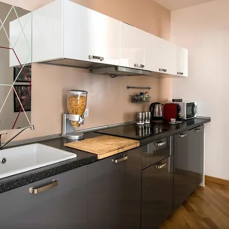 Plum Guide - Life In Colour Apartman *