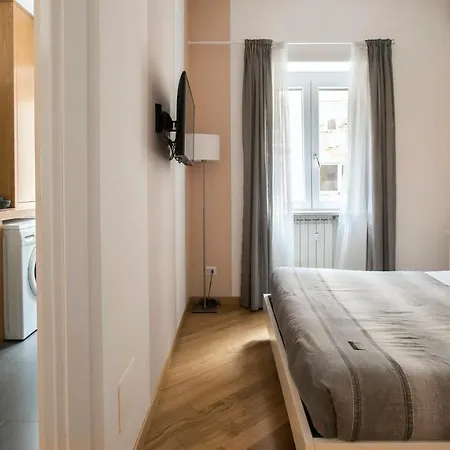 Plum Guide - Life In Colour Apartman